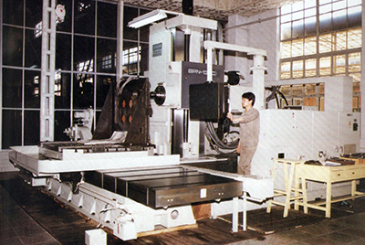 BPN-13B(R4)数控卧式加工中心。。。。。厂房扩建加大，，，，装备填平补齐，，，，增添精、大、稀装备，，，，新上生产线，，，，提高企业装备素质，，，，使九游老哥必备的交流社区厂成为名副着实的大马力推土机生产厂。。。。。