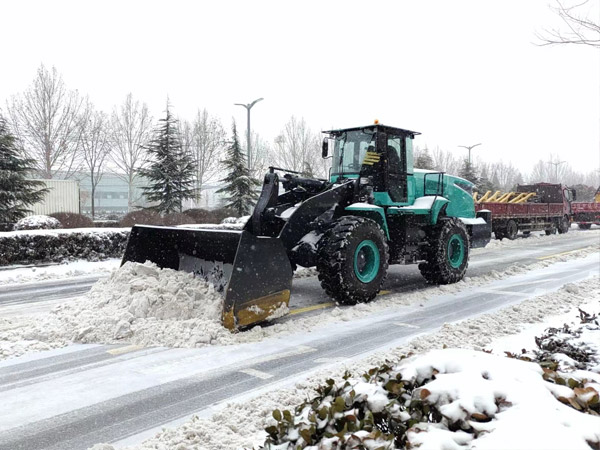 除雪保畅，，，，，九游老哥必备的交流社区铁肩道义勇担重任！